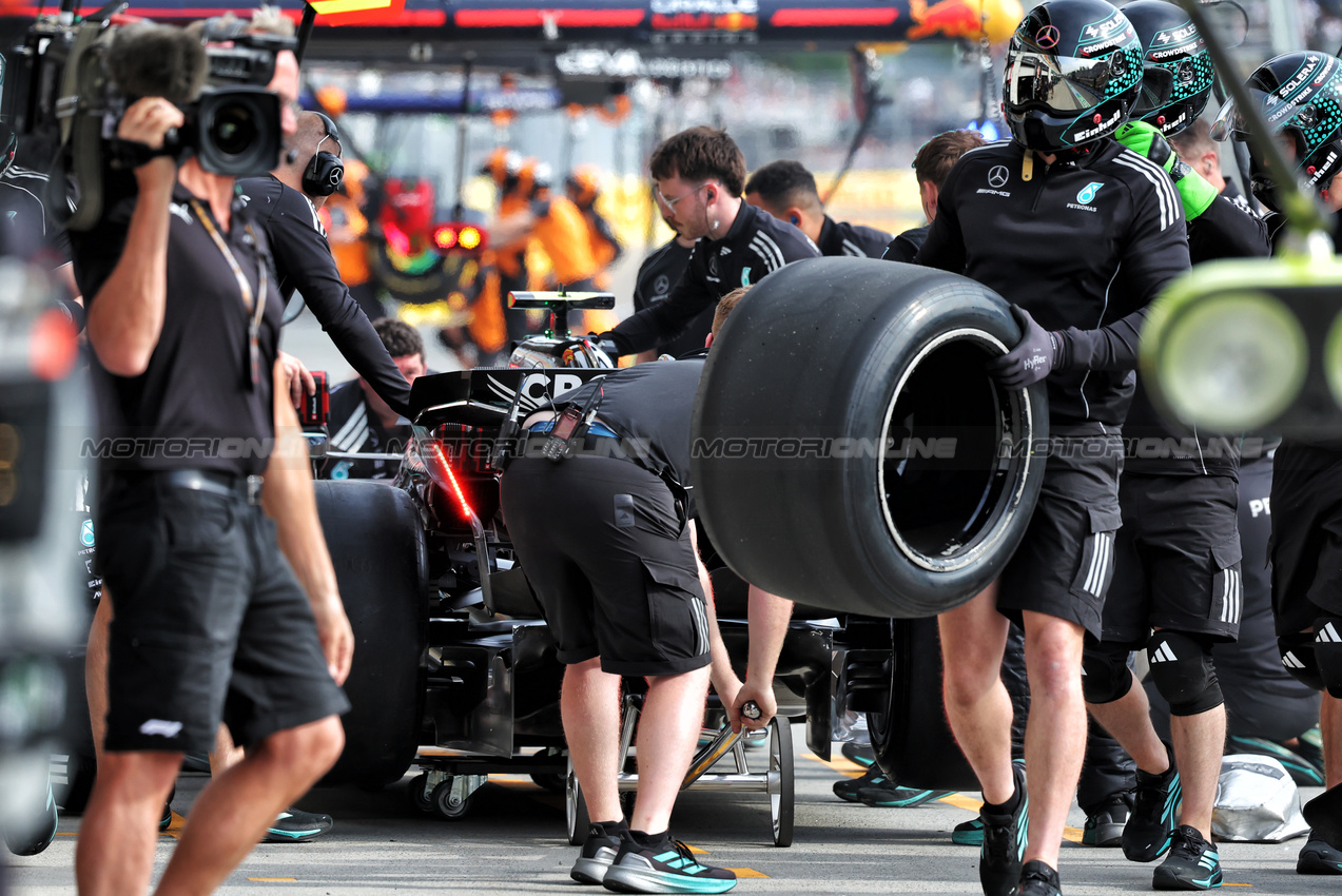 GP CANADA, Andrea Kimi Antonelli (ITA) Mercedes AMG F1 W16 in the pits.

13.06.2025. Formula 1 World Championship, Rd 10, Canadian Grand Prix, Montreal, Canada, Practice Day.

 - www.xpbimages.com, EMail: requests@xpbimages.com © Copyright: Rew / XPB Images