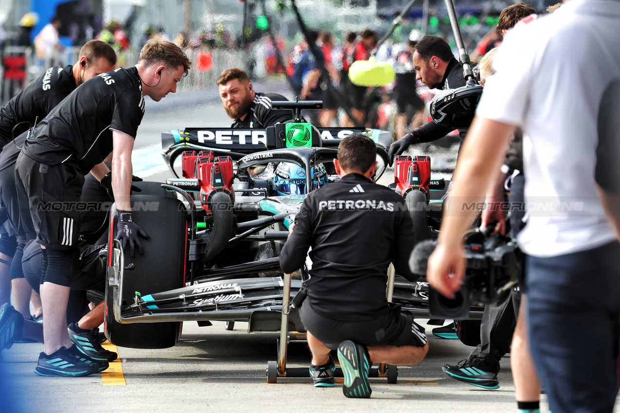 GP CANADA, George Russell (GBR) Mercedes AMG F1 W16 in the pits.

13.06.2025. Formula 1 World Championship, Rd 10, Canadian Grand Prix, Montreal, Canada, Practice Day.

 - www.xpbimages.com, EMail: requests@xpbimages.com © Copyright: Rew / XPB Images