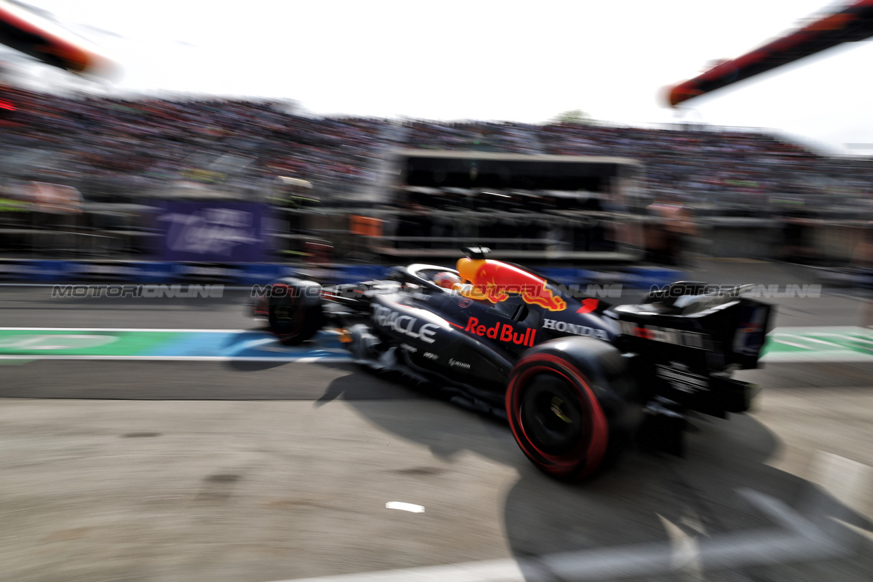 GP CANADA, Max Verstappen (NLD) Red Bull Racing RB21 leaves the pits.

13.06.2025. Formula 1 World Championship, Rd 10, Canadian Grand Prix, Montreal, Canada, Practice Day.

 - www.xpbimages.com, EMail: requests@xpbimages.com © Copyright: Rew / XPB Images