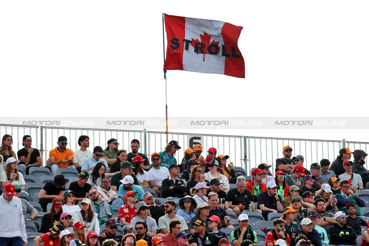 GP CANADA, Circuit Atmosfera - Canadian flag supporting Lance Stroll (CDN) Aston Martin F1 Team with fans in the grandstand.

13.06.2025. Formula 1 World Championship, Rd 10, Canadian Grand Prix, Montreal, Canada, Practice Day.

 - www.xpbimages.com, EMail: requests@xpbimages.com © Copyright: Rew / XPB Images
