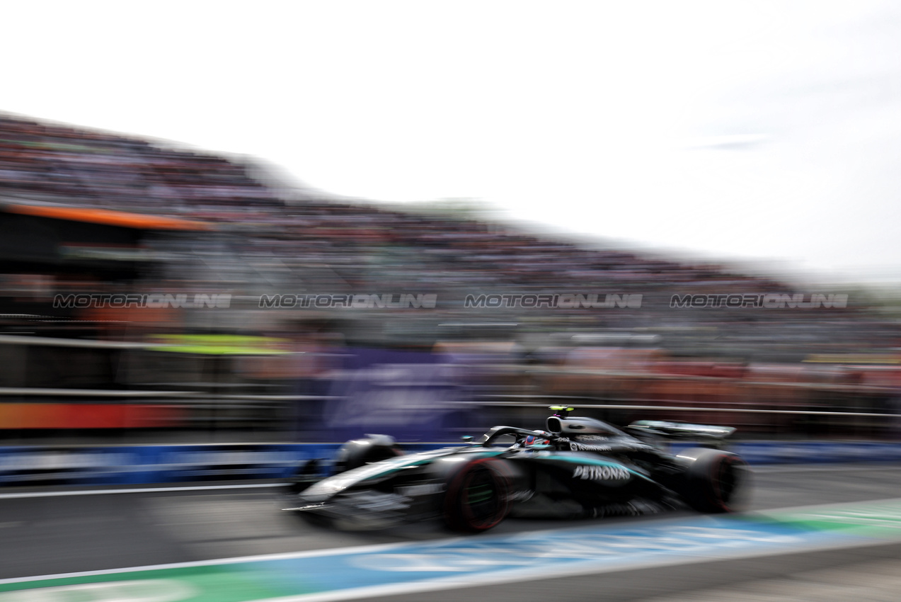 GP CANADA, Andrea Kimi Antonelli (ITA) Mercedes AMG F1 W16 in the pits.

13.06.2025. Formula 1 World Championship, Rd 10, Canadian Grand Prix, Montreal, Canada, Practice Day.

 - www.xpbimages.com, EMail: requests@xpbimages.com © Copyright: Rew / XPB Images