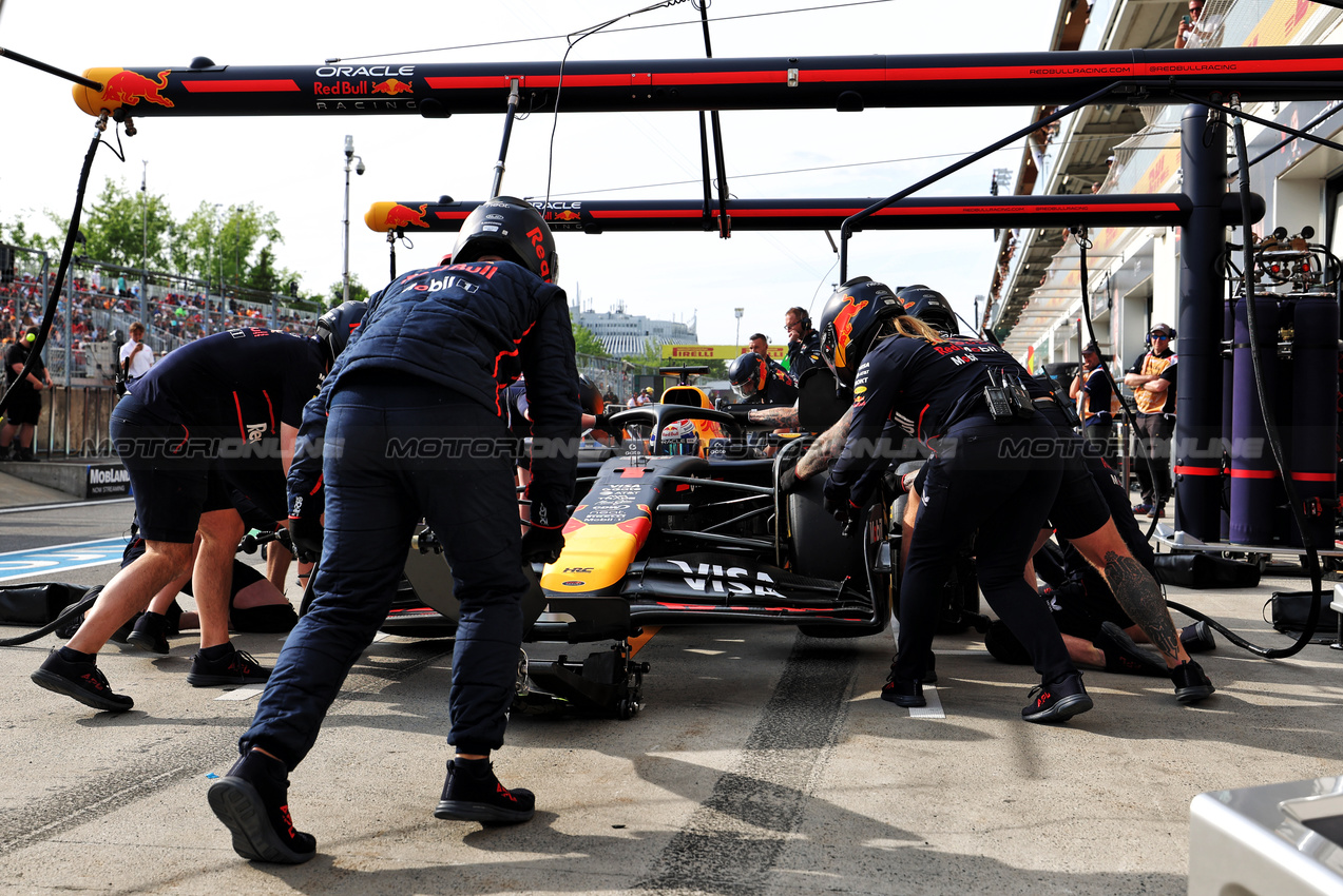 GP CANADA, Max Verstappen (NLD) Red Bull Racing RB21 practices a pit stop.

13.06.2025. Formula 1 World Championship, Rd 10, Canadian Grand Prix, Montreal, Canada, Practice Day.

 - www.xpbimages.com, EMail: requests@xpbimages.com © Copyright: Rew / XPB Images