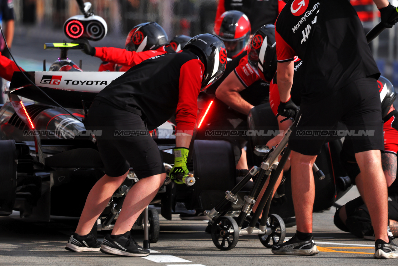 GP CANADA, Oliver Bearman (GBR) Haas VF-25 practices a pit stop.

13.06.2025. Formula 1 World Championship, Rd 10, Canadian Grand Prix, Montreal, Canada, Practice Day.

 - www.xpbimages.com, EMail: requests@xpbimages.com © Copyright: Rew / XPB Images