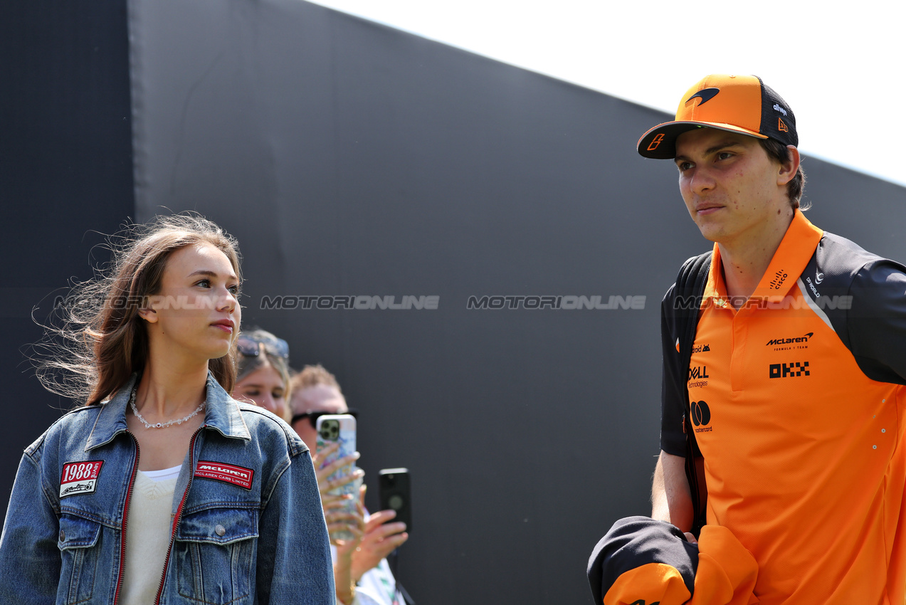 GP CANADA, (L to R): Lily Zneimer (GBR) with her boyfriend Oscar Piastri (AUS) McLaren.

13.06.2025. Formula 1 World Championship, Rd 10, Canadian Grand Prix, Montreal, Canada, Practice Day.

 - www.xpbimages.com, EMail: requests@xpbimages.com © Copyright: Rew / XPB Images