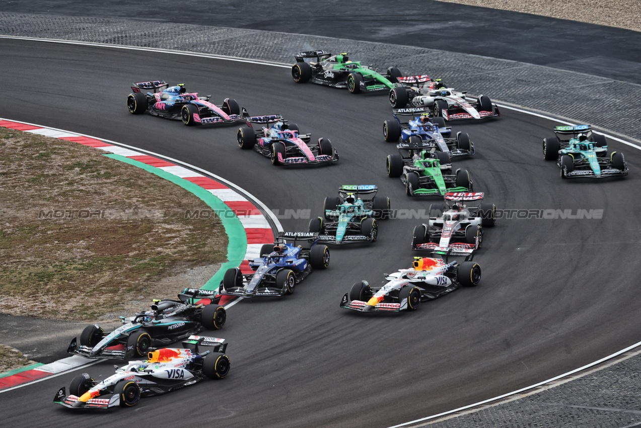 GP CINA, Isack Hadjar (FRA) Racing Bulls VCARB 02 e Andrea Kimi Antonelli (ITA) Mercedes AMG F1 W16 at the partenza of the race.

23.03.2025. Formula 1 World Championship, Rd 2, Chinese Grand Prix, Shanghai, China, Gara Day.

- www.xpbimages.com, EMail: requests@xpbimages.com © Copyright: Bearne / XPB Images