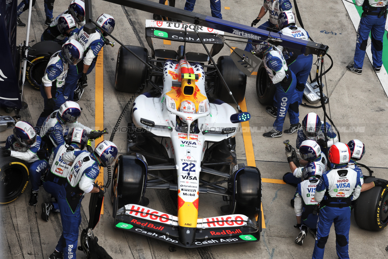 GP CINA, Yuki Tsunoda (JPN) Racing Bulls VCARB 02 makes a pit stop.

23.03.2025. Formula 1 World Championship, Rd 2, Chinese Grand Prix, Shanghai, China, Gara Day.

- www.xpbimages.com, EMail: requests@xpbimages.com © Copyright: Bearne / XPB Images