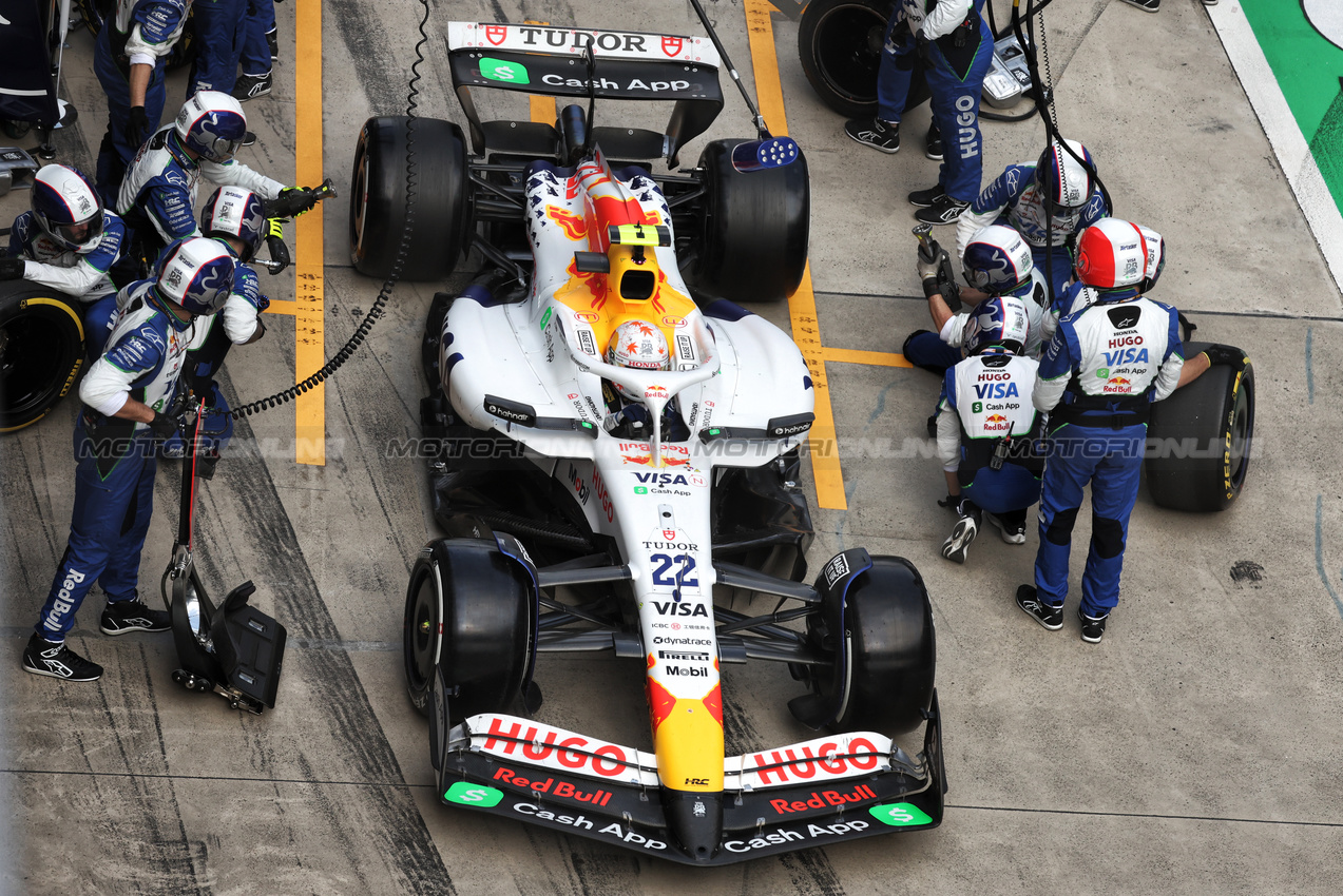GP CINA, Yuki Tsunoda (JPN) Racing Bulls VCARB 02 makes a pit stop.

23.03.2025. Formula 1 World Championship, Rd 2, Chinese Grand Prix, Shanghai, China, Gara Day.

- www.xpbimages.com, EMail: requests@xpbimages.com © Copyright: Bearne / XPB Images