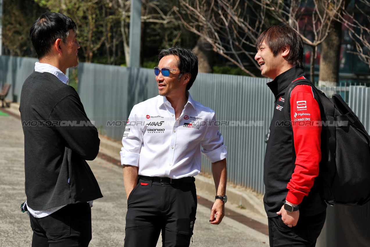 GP CINA, Ayao Komatsu (JPN) Haas F1 Team Principal (Centre) with Masaya Kaji (JPN) Toyota Gazoo Racing General Commercial Director (Right).

23.03.2025. Formula 1 World Championship, Rd 2, Chinese Grand Prix, Shanghai, China, Gara Day.

- www.xpbimages.com, EMail: requests@xpbimages.com © Copyright: Moy / XPB Images