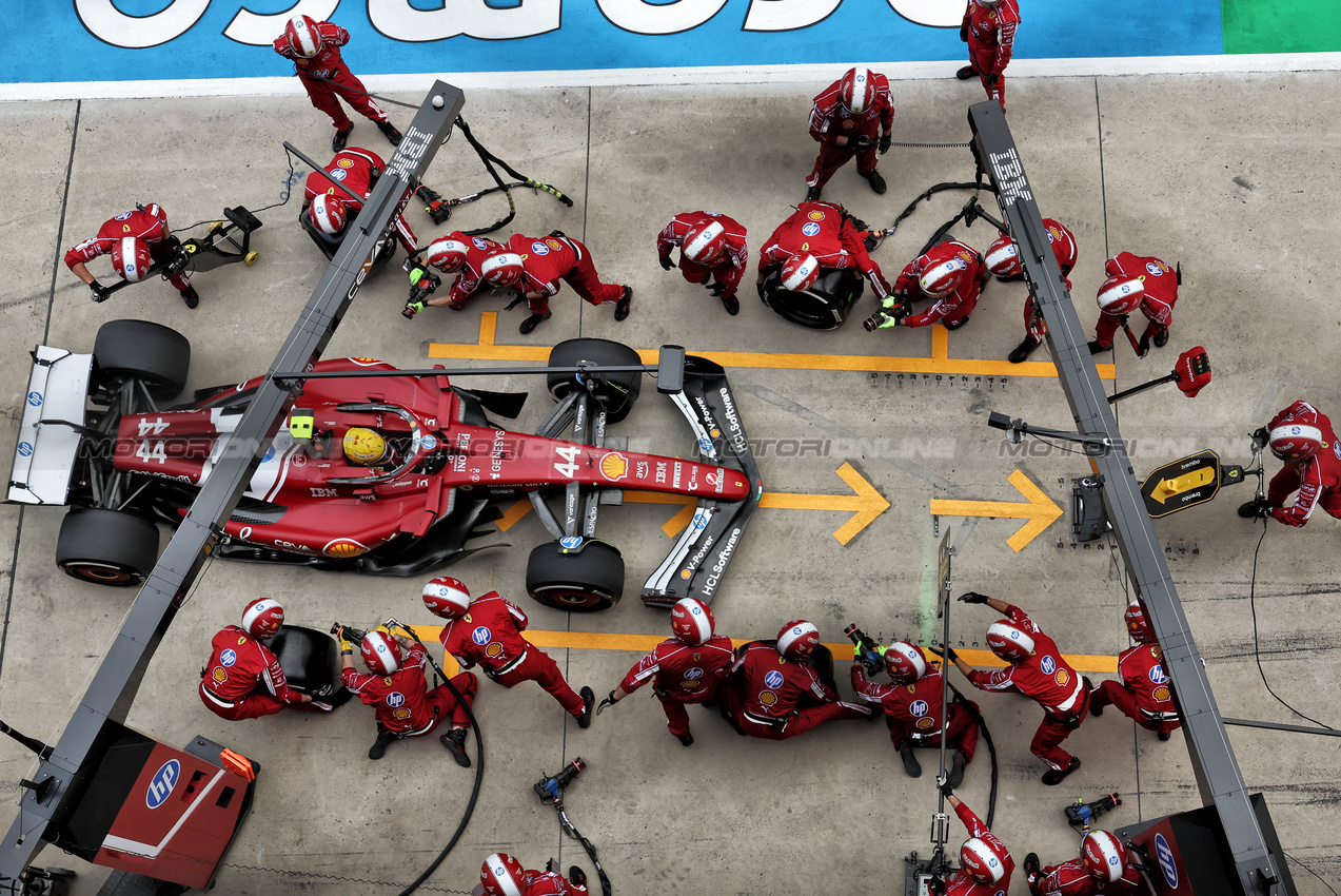 GP CINA, Lewis Hamilton (GBR) Ferrari SF-25 makes a pit stop.

23.03.2025. Formula 1 World Championship, Rd 2, Chinese Grand Prix, Shanghai, China, Gara Day.

- www.xpbimages.com, EMail: requests@xpbimages.com © Copyright: Bearne / XPB Images