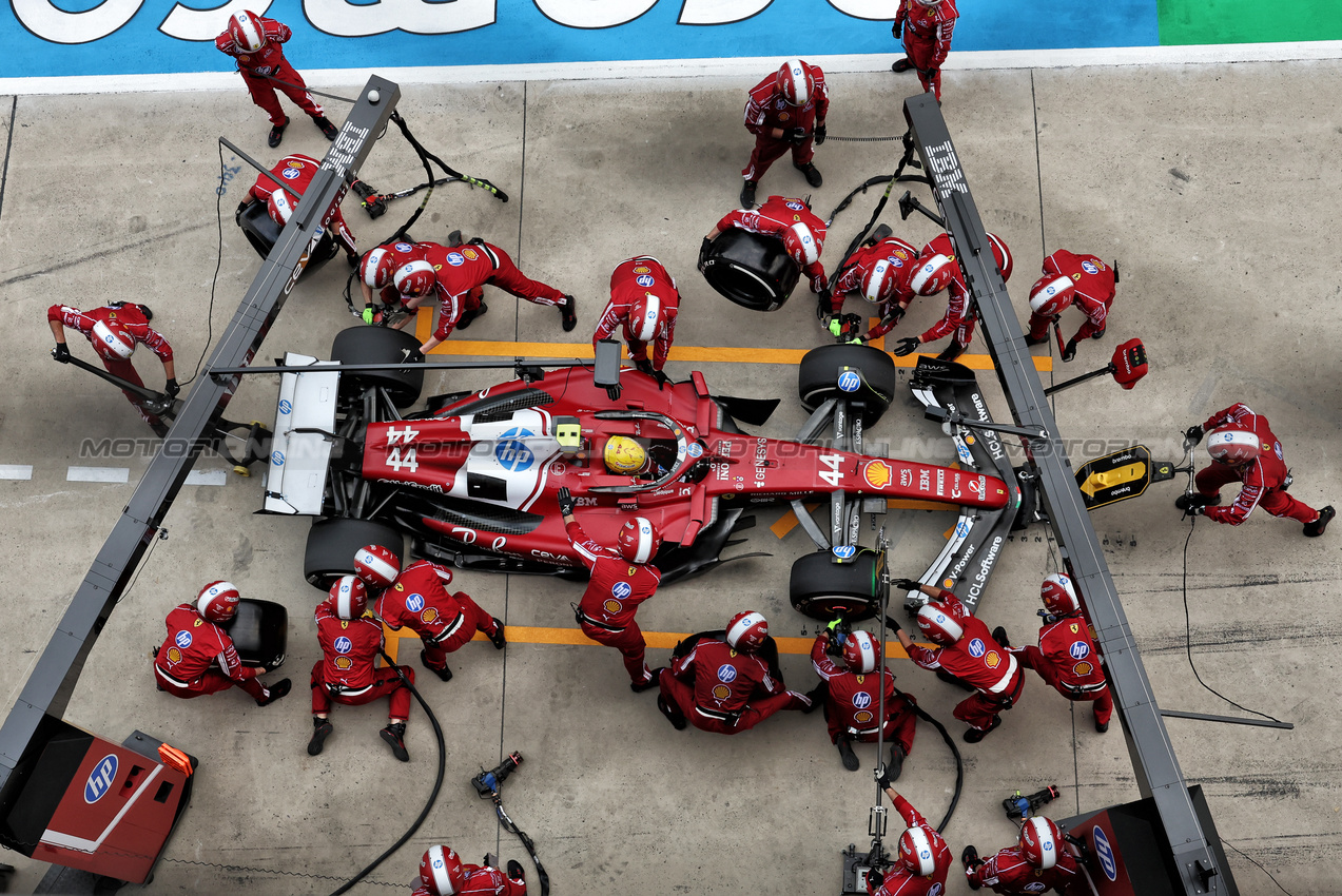 GP CINA, Lewis Hamilton (GBR) Ferrari SF-25 makes a pit stop.

23.03.2025. Formula 1 World Championship, Rd 2, Chinese Grand Prix, Shanghai, China, Gara Day.

- www.xpbimages.com, EMail: requests@xpbimages.com © Copyright: Bearne / XPB Images