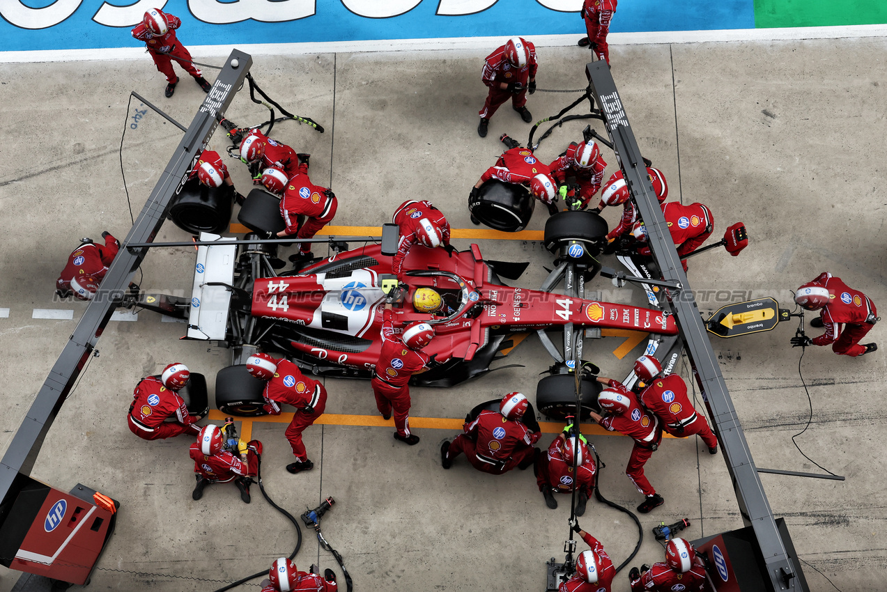 GP CINA, Lewis Hamilton (GBR) Ferrari SF-25 makes a pit stop.

23.03.2025. Formula 1 World Championship, Rd 2, Chinese Grand Prix, Shanghai, China, Gara Day.

- www.xpbimages.com, EMail: requests@xpbimages.com © Copyright: Bearne / XPB Images