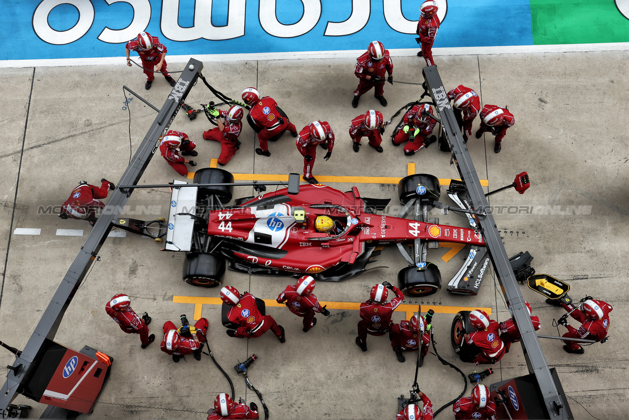 GP CINA, Lewis Hamilton (GBR) Ferrari SF-25 makes a pit stop.

23.03.2025. Formula 1 World Championship, Rd 2, Chinese Grand Prix, Shanghai, China, Gara Day.

- www.xpbimages.com, EMail: requests@xpbimages.com © Copyright: Bearne / XPB Images