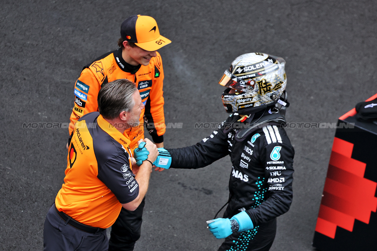 GP CINA, (L to R): Zak Brown (USA) McLaren Executive Director e vincitore Oscar Piastri (AUS) McLaren; joined by third placed George Russell (GBR) Mercedes AMG F1 in parc ferme.

23.03.2025. Formula 1 World Championship, Rd 2, Chinese Grand Prix, Shanghai, China, Gara Day.

- www.xpbimages.com, EMail: requests@xpbimages.com © Copyright: Bearne / XPB Images