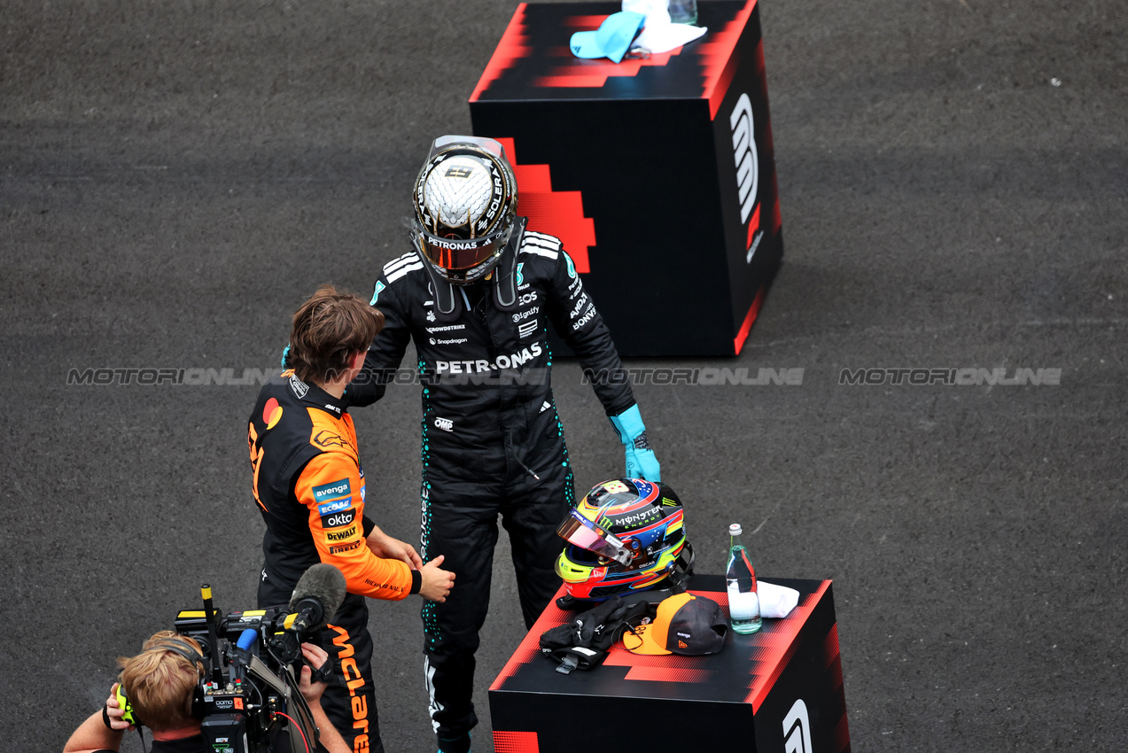 GP CINA, Gara winner Oscar Piastri (AUS) McLaren in parc ferme with third placed George Russell (GBR) Mercedes AMG F1.

23.03.2025. Formula 1 World Championship, Rd 2, Chinese Grand Prix, Shanghai, China, Gara Day.

- www.xpbimages.com, EMail: requests@xpbimages.com © Copyright: Bearne / XPB Images