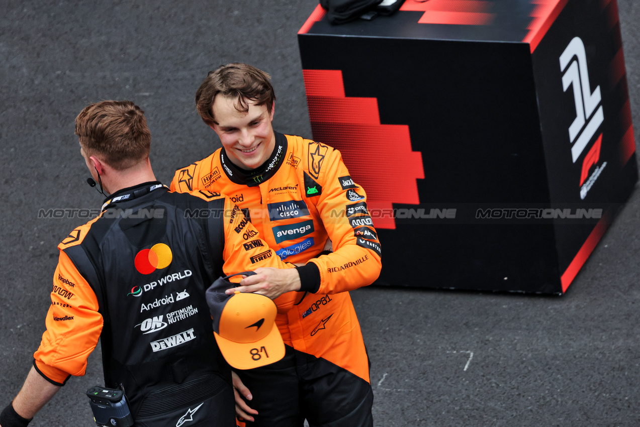 GP CINA, Gara winner Oscar Piastri (AUS) McLaren celebrates in parc ferme.

23.03.2025. Formula 1 World Championship, Rd 2, Chinese Grand Prix, Shanghai, China, Gara Day.

- www.xpbimages.com, EMail: requests@xpbimages.com © Copyright: Bearne / XPB Images
