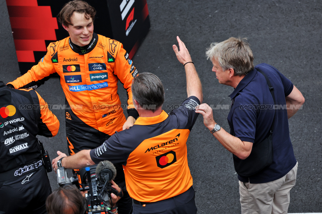GP CINA, Gara winner Oscar Piastri (AUS) McLaren celebrates in parc ferme with Zak Brown (USA) McLaren Executive Director.

23.03.2025. Formula 1 World Championship, Rd 2, Chinese Grand Prix, Shanghai, China, Gara Day.

- www.xpbimages.com, EMail: requests@xpbimages.com © Copyright: Bearne / XPB Images