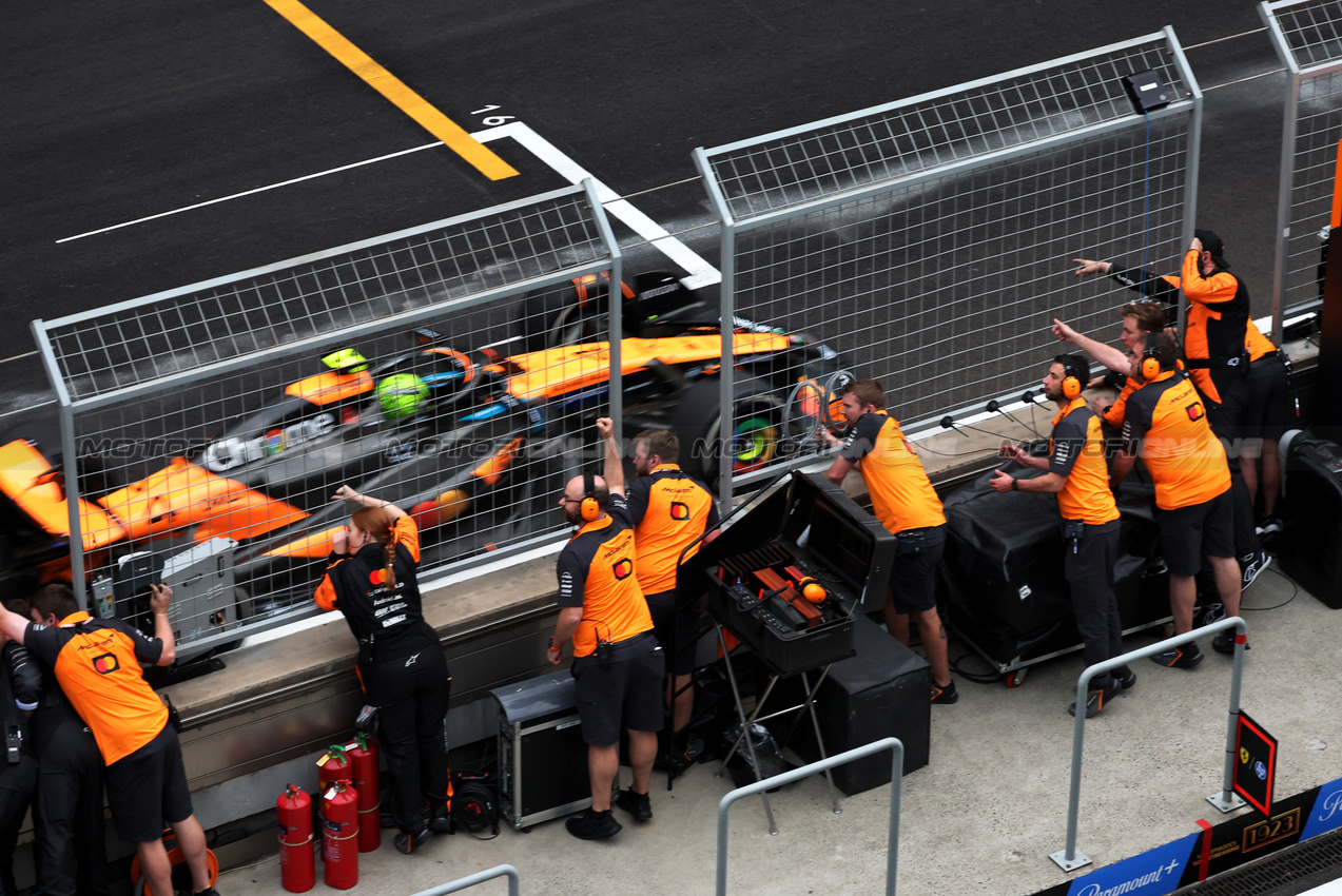 GP CINA, Second placed Lando Norris (GBR) McLaren MCL39 passes the team at the end of the race.

23.03.2025. Formula 1 World Championship, Rd 2, Chinese Grand Prix, Shanghai, China, Gara Day.

- www.xpbimages.com, EMail: requests@xpbimages.com © Copyright: Bearne / XPB Images