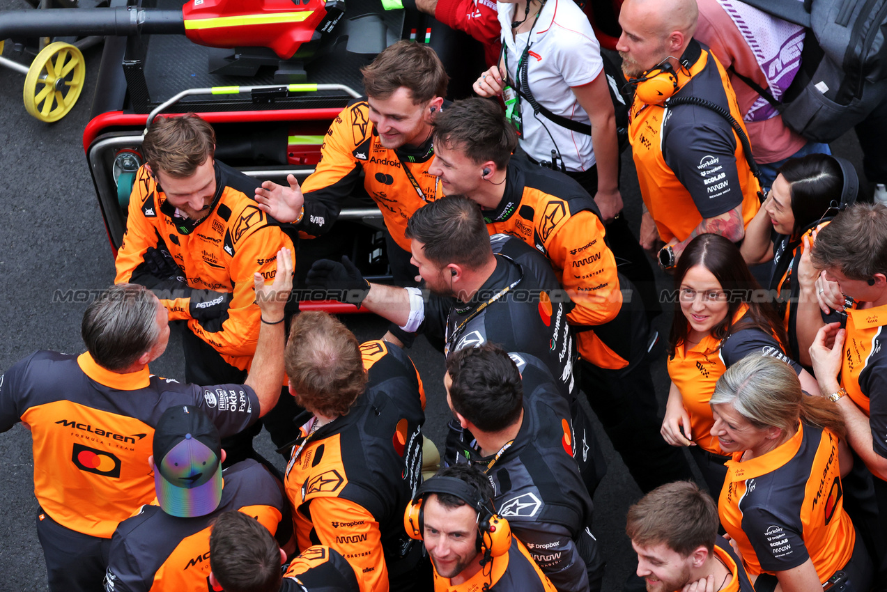 GP CINA, Zak Brown (USA) McLaren Executive Director celebrates with the team in parc ferme.

23.03.2025. Formula 1 World Championship, Rd 2, Chinese Grand Prix, Shanghai, China, Gara Day.

- www.xpbimages.com, EMail: requests@xpbimages.com © Copyright: Bearne / XPB Images