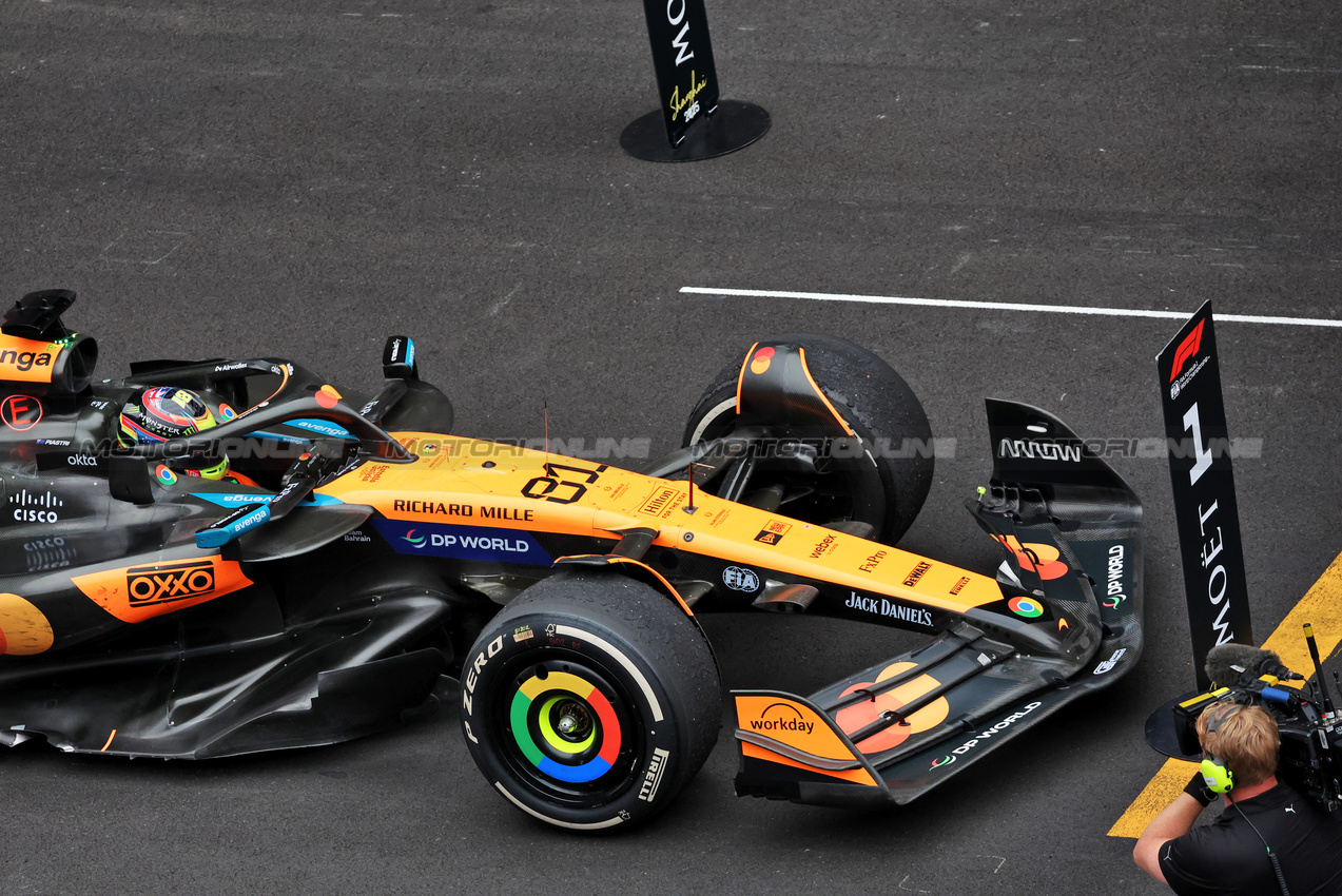 GP CINA, Gara winner Oscar Piastri (AUS) McLaren MCL39 in parc ferme.

23.03.2025. Formula 1 World Championship, Rd 2, Chinese Grand Prix, Shanghai, China, Gara Day.

- www.xpbimages.com, EMail: requests@xpbimages.com © Copyright: Bearne / XPB Images