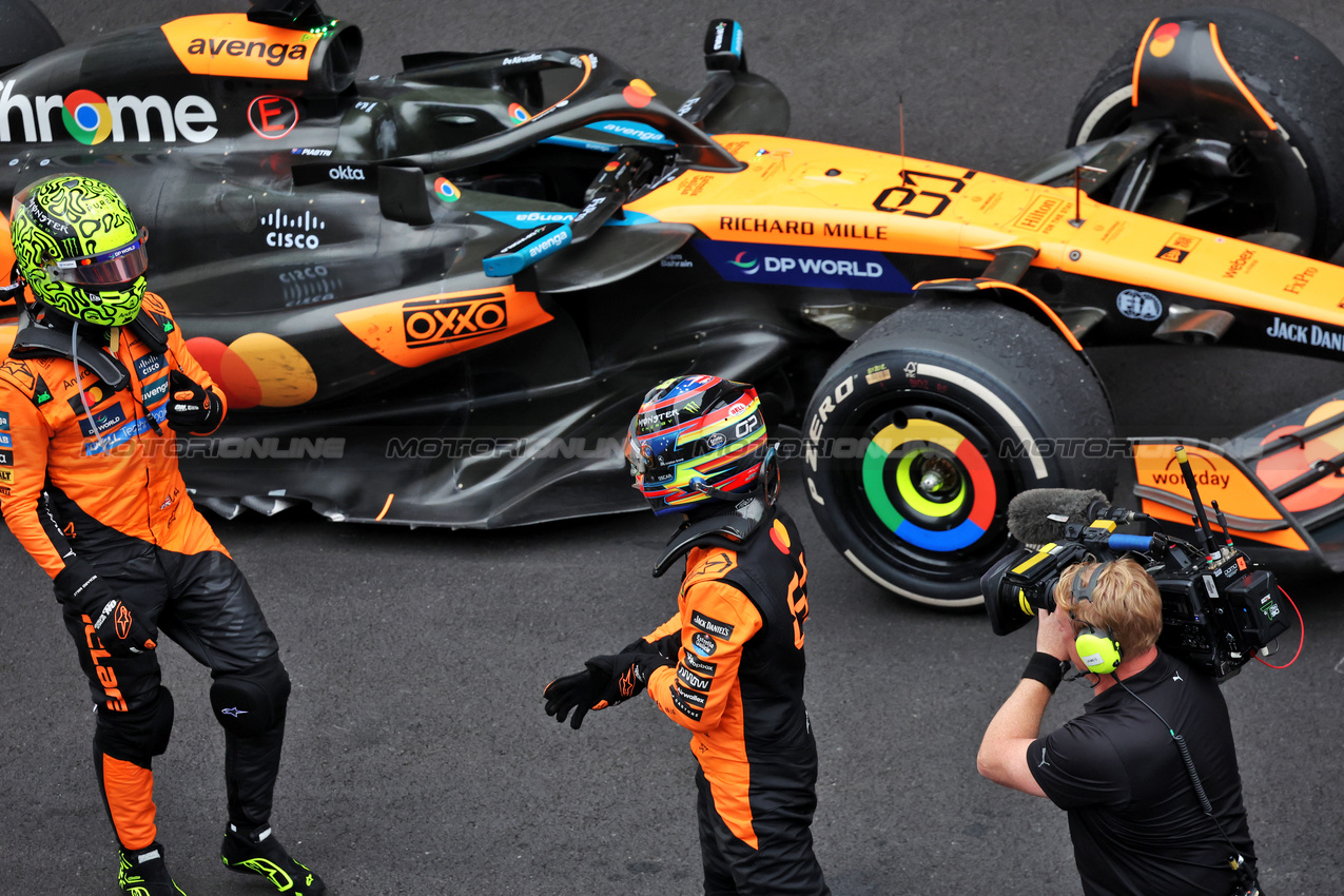 GP CINA, Gara winner Oscar Piastri (AUS) McLaren MCL39 celebrates in parc ferme with second placed team mate Lando Norris (GBR) McLaren (Left).

23.03.2025. Formula 1 World Championship, Rd 2, Chinese Grand Prix, Shanghai, China, Gara Day.

- www.xpbimages.com, EMail: requests@xpbimages.com © Copyright: Bearne / XPB Images