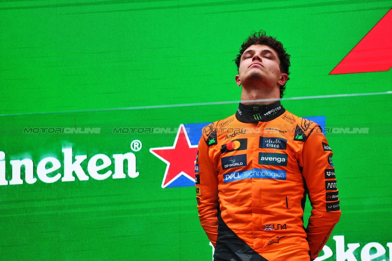 GP CINA, Second placed Lando Norris (GBR) McLaren on the podium.

23.03.2025. Formula 1 World Championship, Rd 2, Chinese Grand Prix, Shanghai, China, Gara Day.

- www.xpbimages.com, EMail: requests@xpbimages.com © Copyright: Batchelor / XPB Images