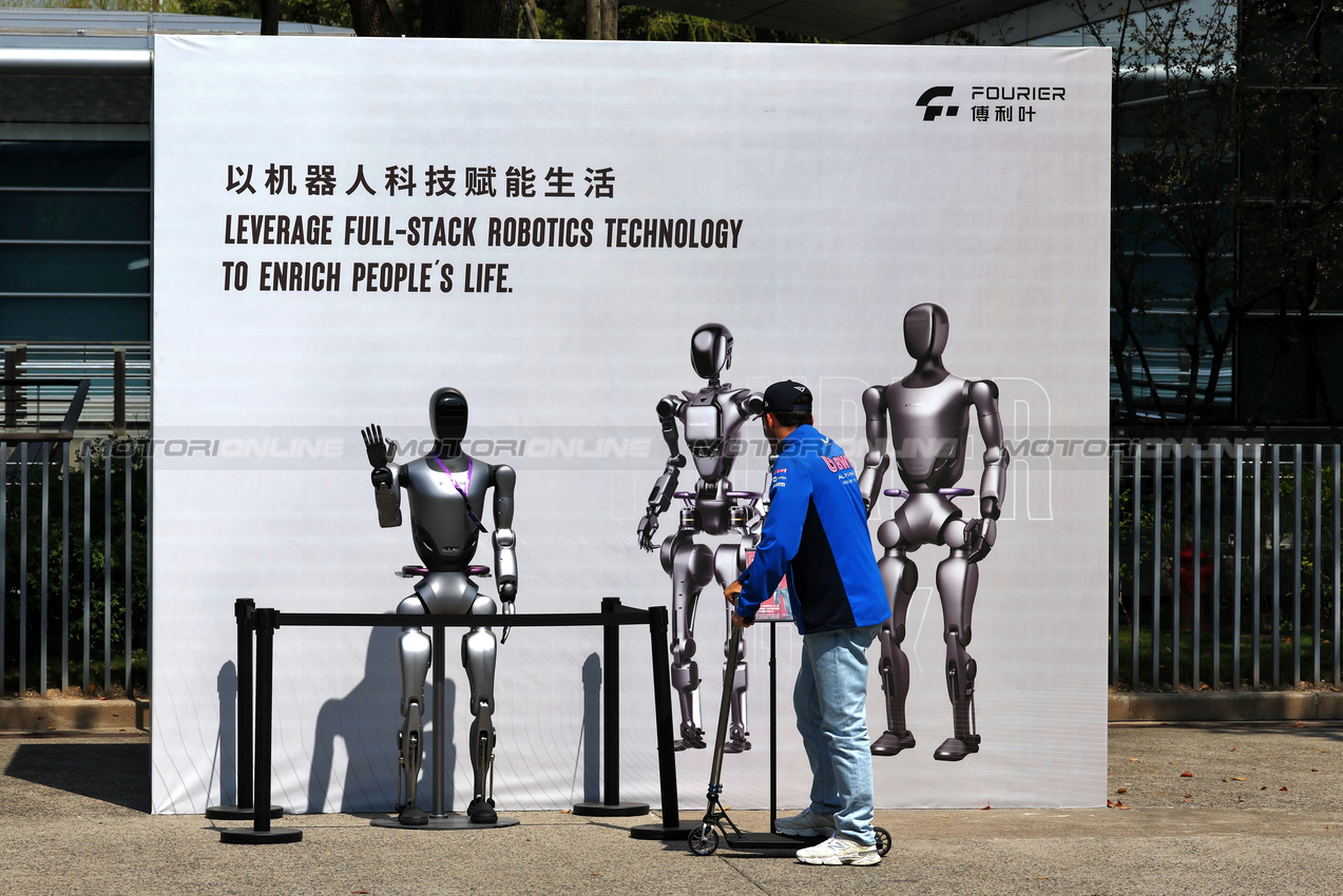 GP CINA, Pierre Gasly (FRA) Alpine F1 Team takes a look at the robot in the paddock.

23.03.2025. Formula 1 World Championship, Rd 2, Chinese Grand Prix, Shanghai, China, Gara Day.

- www.xpbimages.com, EMail: requests@xpbimages.com © Copyright: Moy / XPB Images
