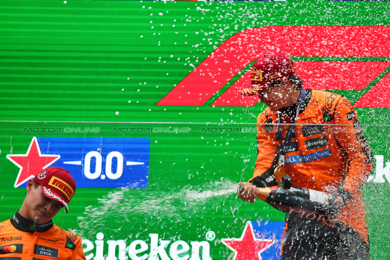 GP CINA, Gara winner Oscar Piastri (AUS) McLaren (Right) celebrates on the podium with second placed team mate Lando Norris (GBR) McLaren.

23.03.2025. Formula 1 World Championship, Rd 2, Chinese Grand Prix, Shanghai, China, Gara Day.

- www.xpbimages.com, EMail: requests@xpbimages.com © Copyright: Batchelor / XPB Images
