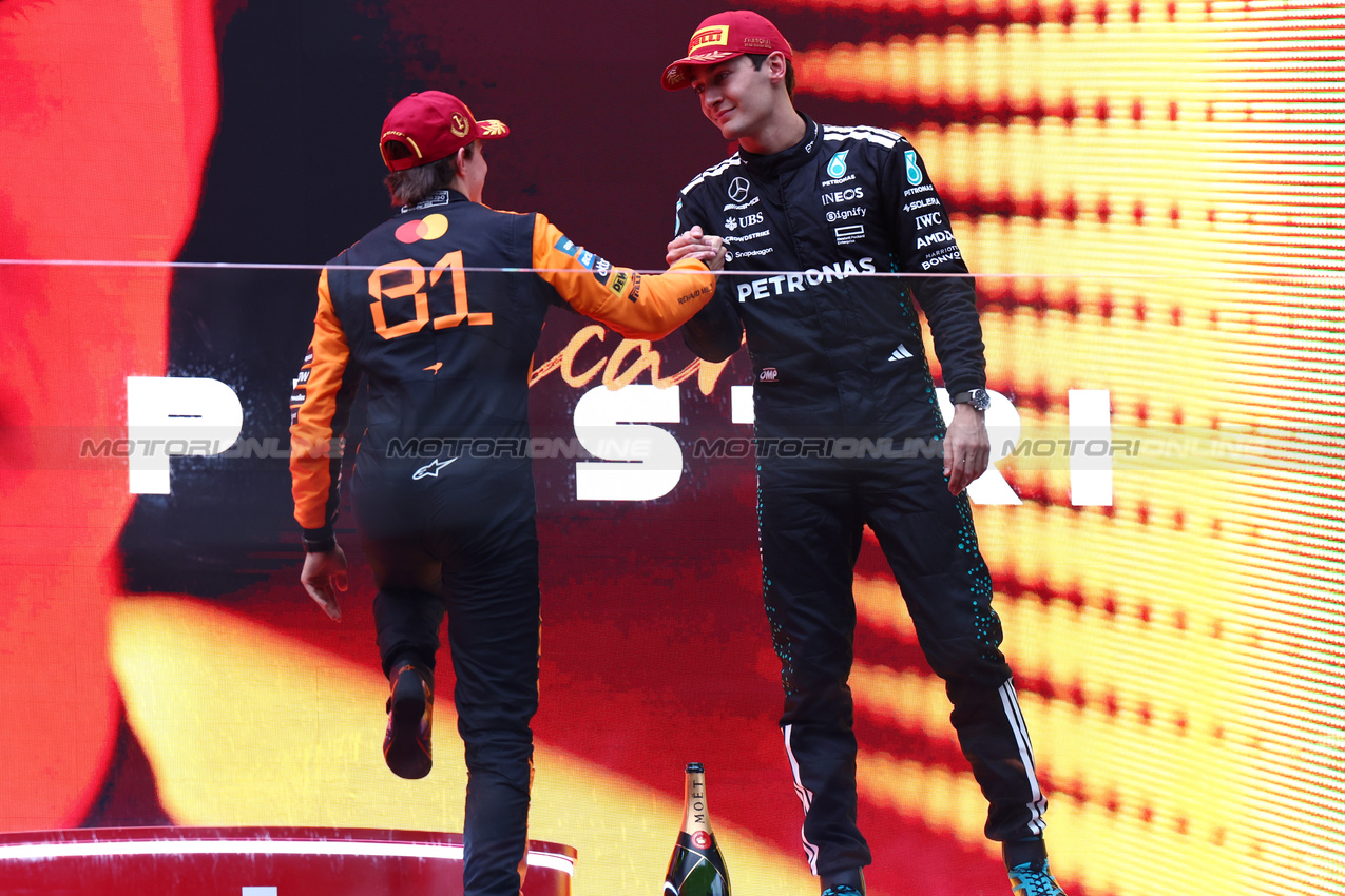 GP CINA, Oscar Piastri (AUS), McLaren e George Russell (GBR), Mercedes AMG F1 
23.03.2025. Formula 1 World Championship, Rd 2, Chinese Grand Prix, Shanghai, China, Gara Day.
- www.xpbimages.com, EMail: requests@xpbimages.com © Copyright: Charniaux / XPB Images