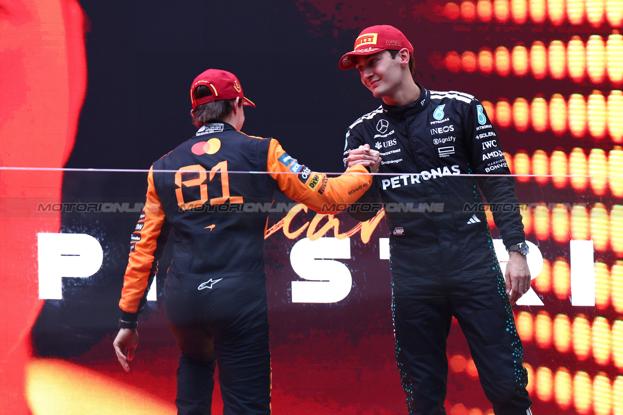 GP CINA, Oscar Piastri (AUS), McLaren e George Russell (GBR), Mercedes AMG F1 
23.03.2025. Formula 1 World Championship, Rd 2, Chinese Grand Prix, Shanghai, China, Gara Day.
- www.xpbimages.com, EMail: requests@xpbimages.com © Copyright: Charniaux / XPB Images