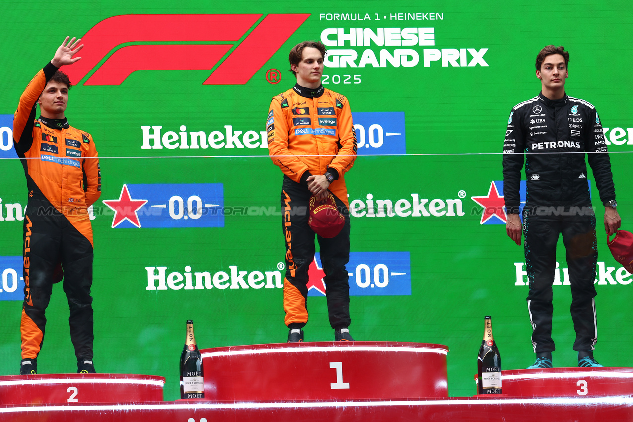 GP CINA, Lando Norris (GBR), McLaren F1 Team, Oscar Piastri (AUS), McLaren e George Russell (GBR), Mercedes AMG F1 
23.03.2025. Formula 1 World Championship, Rd 2, Chinese Grand Prix, Shanghai, China, Gara Day.
- www.xpbimages.com, EMail: requests@xpbimages.com © Copyright: Charniaux / XPB Images