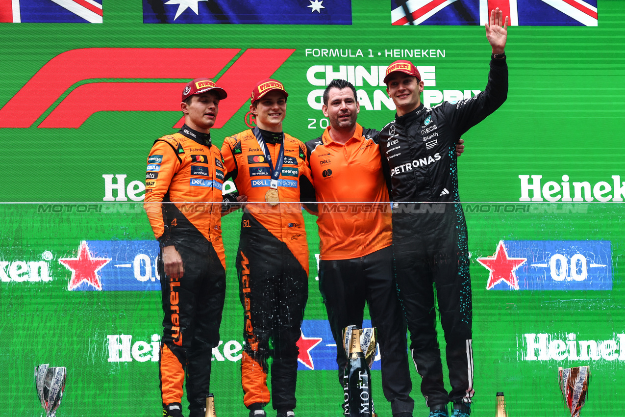 GP CINA, Lando Norris (GBR), McLaren F1 Team Oscar Piastri (AUS), McLaren e George Russell (GBR), Mercedes AMG F1 
23.03.2025. Formula 1 World Championship, Rd 2, Chinese Grand Prix, Shanghai, China, Gara Day.
- www.xpbimages.com, EMail: requests@xpbimages.com © Copyright: Charniaux / XPB Images
