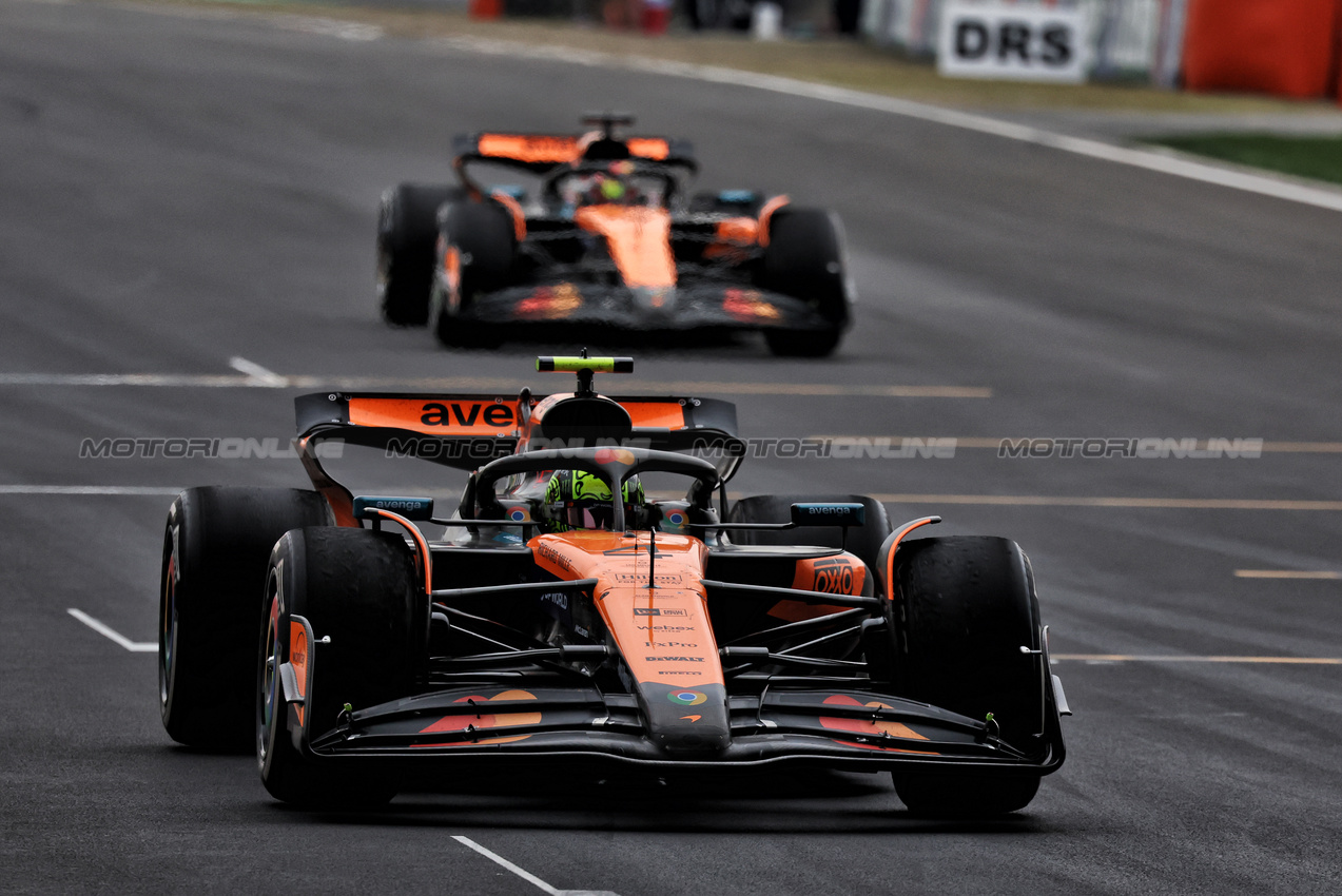 GP CINA, Second placed Lando Norris (GBR) McLaren MCL39 e vincitore Oscar Piastri (AUS) McLaren MCL39 in parc ferme.

23.03.2025. Formula 1 World Championship, Rd 2, Chinese Grand Prix, Shanghai, China, Gara Day.

- www.xpbimages.com, EMail: requests@xpbimages.com © Copyright: Moy / XPB Images