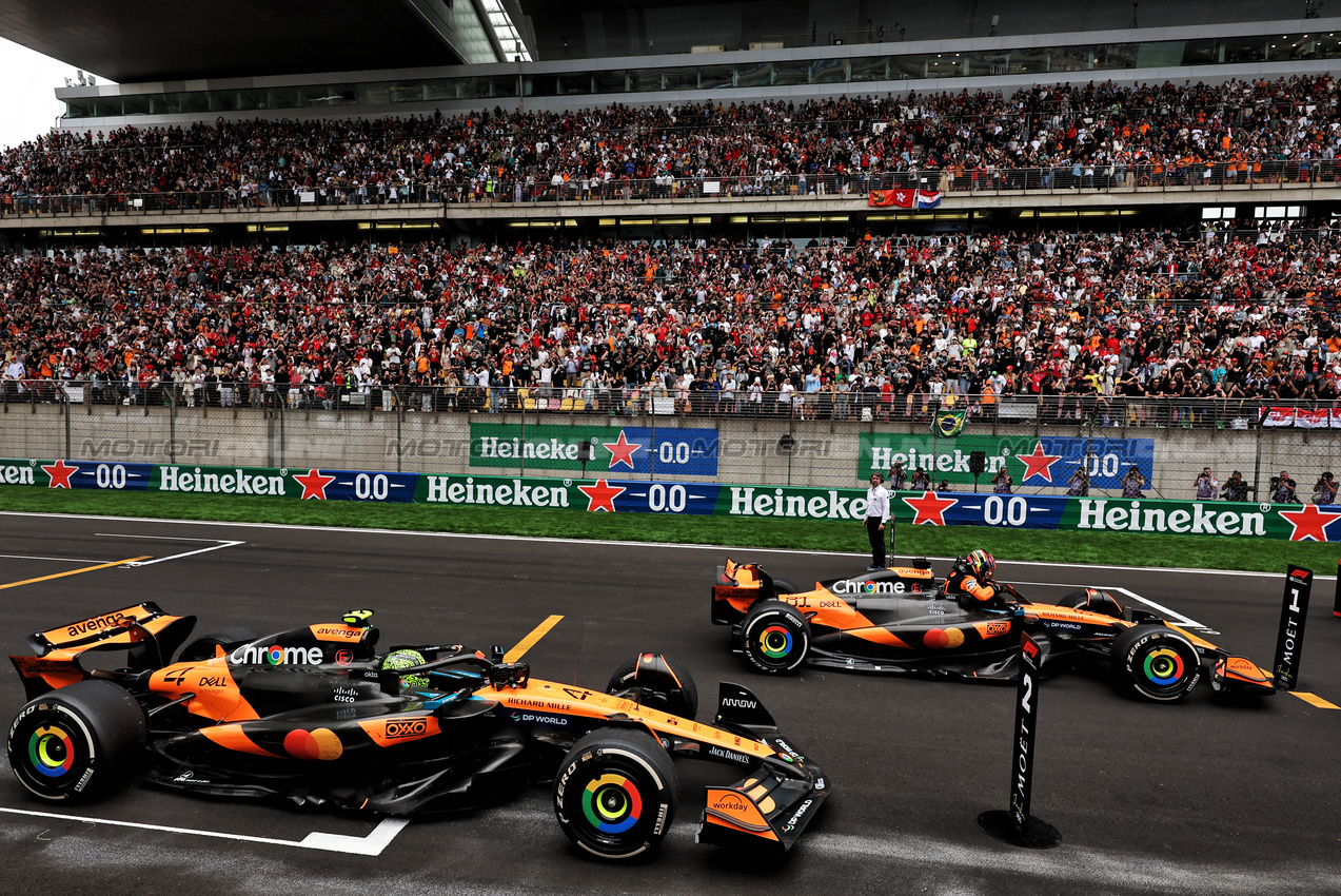 GP CINA, Second placed Lando Norris (GBR) McLaren MCL39 e vincitore Oscar Piastri (AUS) McLaren MCL39 in parc ferme.

23.03.2025. Formula 1 World Championship, Rd 2, Chinese Grand Prix, Shanghai, China, Gara Day.

- www.xpbimages.com, EMail: requests@xpbimages.com © Copyright: Moy / XPB Images