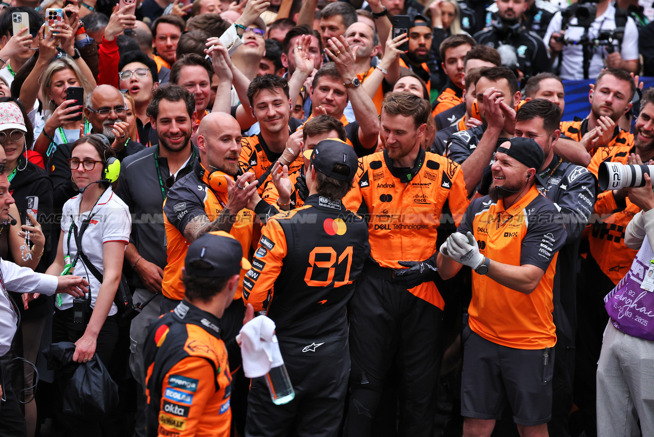 GP CINA, Gara winner Oscar Piastri (AUS) McLaren celebrates in parc ferme with the team.

23.03.2025. Formula 1 World Championship, Rd 2, Chinese Grand Prix, Shanghai, China, Gara Day.

- www.xpbimages.com, EMail: requests@xpbimages.com © Copyright: Moy / XPB Images