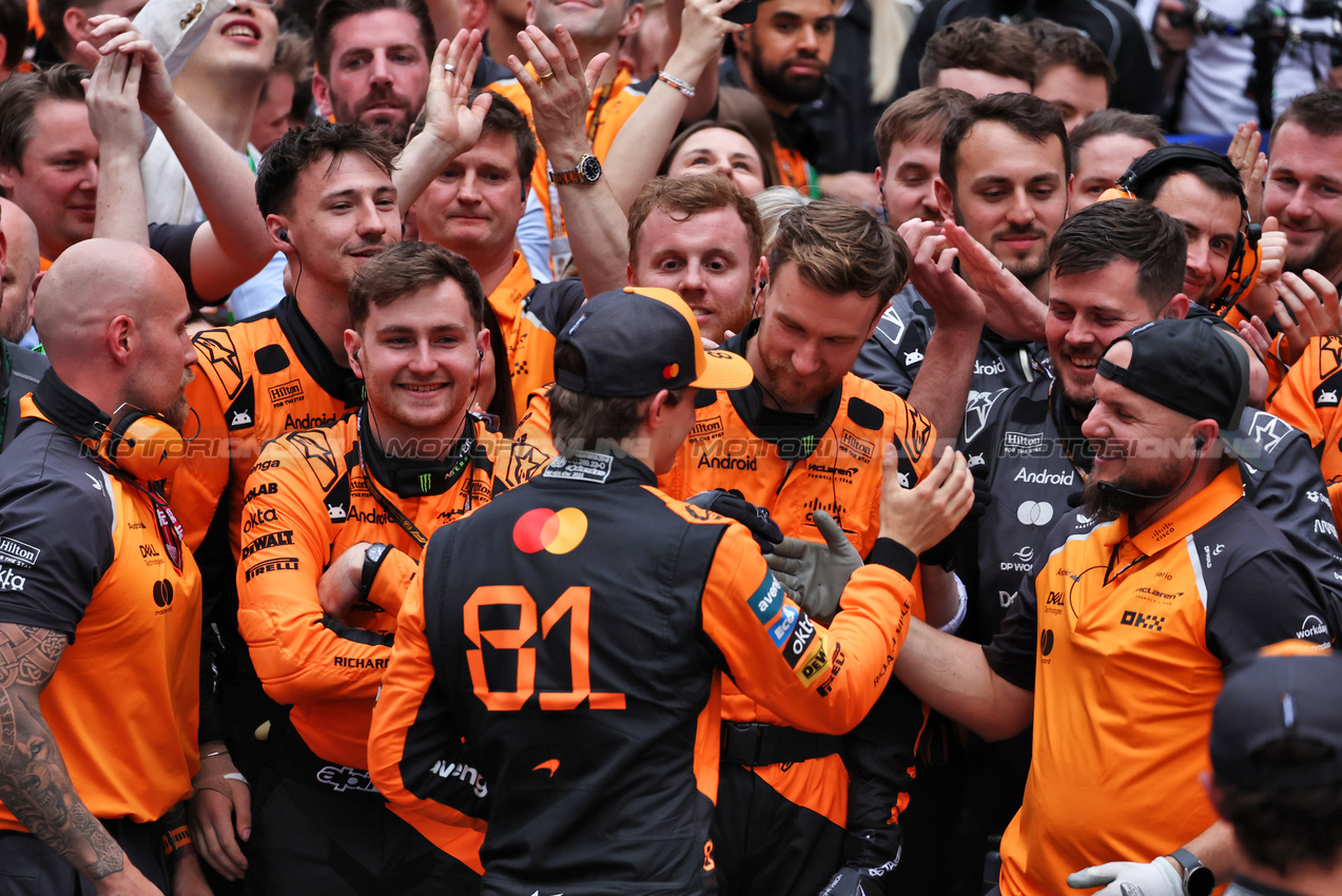 GP CINA, Gara winner Oscar Piastri (AUS) McLaren celebrates in parc ferme with the team.

23.03.2025. Formula 1 World Championship, Rd 2, Chinese Grand Prix, Shanghai, China, Gara Day.

- www.xpbimages.com, EMail: requests@xpbimages.com © Copyright: Moy / XPB Images