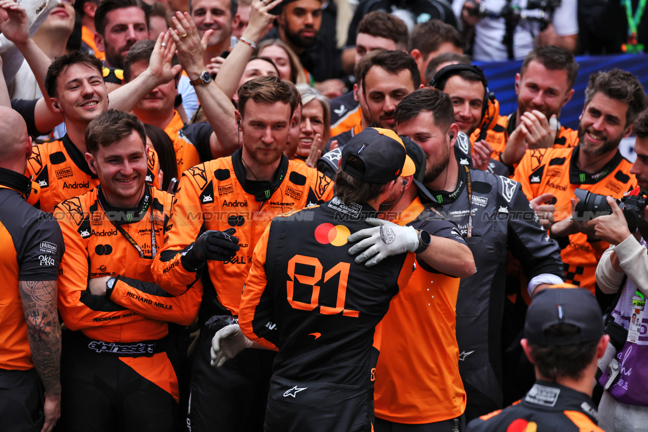 GP CINA, Gara winner Oscar Piastri (AUS) McLaren celebrates in parc ferme with the team.

23.03.2025. Formula 1 World Championship, Rd 2, Chinese Grand Prix, Shanghai, China, Gara Day.

- www.xpbimages.com, EMail: requests@xpbimages.com © Copyright: Moy / XPB Images
