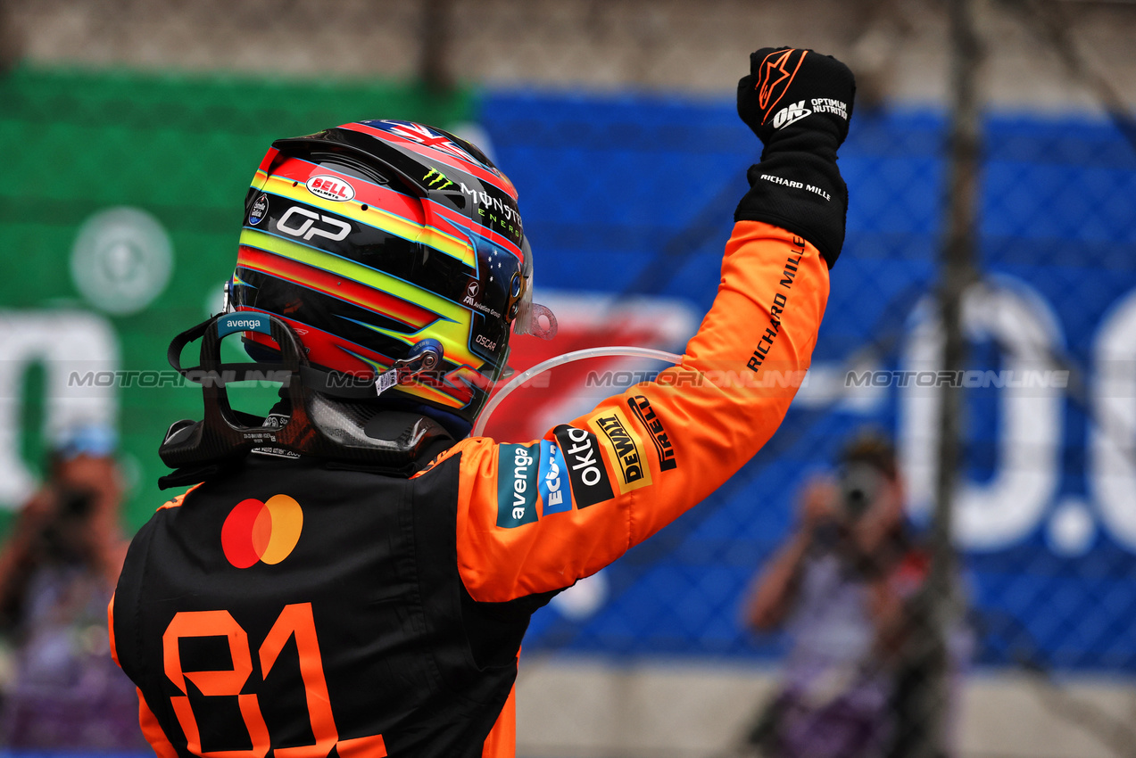 GP CINA, Gara winner Oscar Piastri (AUS) McLaren celebrates in parc ferme.

23.03.2025. Formula 1 World Championship, Rd 2, Chinese Grand Prix, Shanghai, China, Gara Day.

- www.xpbimages.com, EMail: requests@xpbimages.com © Copyright: Moy / XPB Images