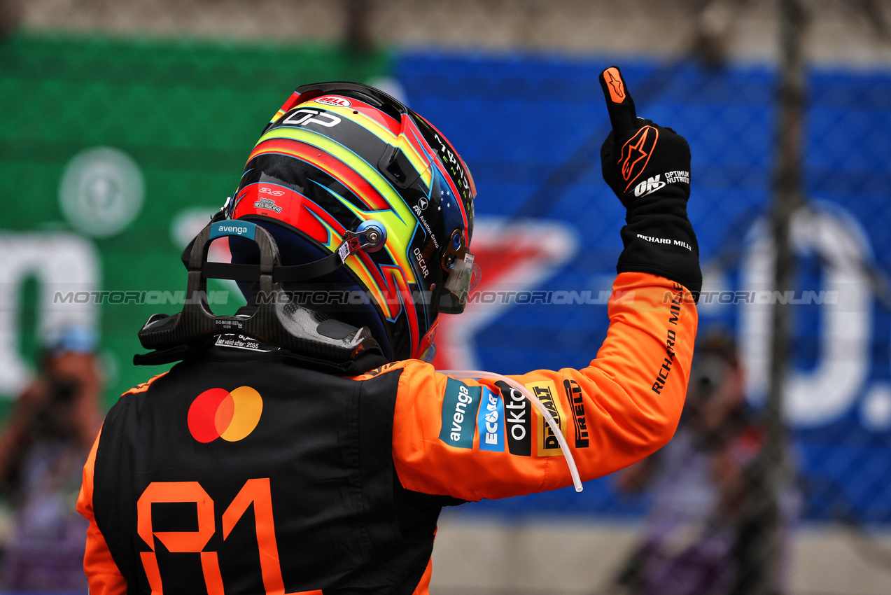 GP CINA, Gara winner Oscar Piastri (AUS) McLaren celebrates in parc ferme.

23.03.2025. Formula 1 World Championship, Rd 2, Chinese Grand Prix, Shanghai, China, Gara Day.

- www.xpbimages.com, EMail: requests@xpbimages.com © Copyright: Moy / XPB Images