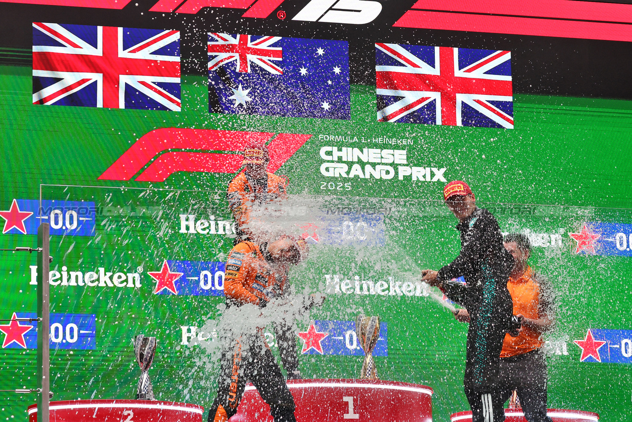 GP CINA, The podium (L to R): Lando Norris (GBR) McLaren, second; Oscar Piastri (AUS) McLaren, vincitore; George Russell (GBR) Mercedes AMG F1, third; Charlie Hooper (GBR) Mclaren Director of Car Operations e Engineering.

23.03.2025. Formula 1 World Championship, Rd 2, Chinese Grand Prix, Shanghai, China, Gara Day.

- www.xpbimages.com, EMail: requests@xpbimages.com © Copyright: Moy / XPB Images