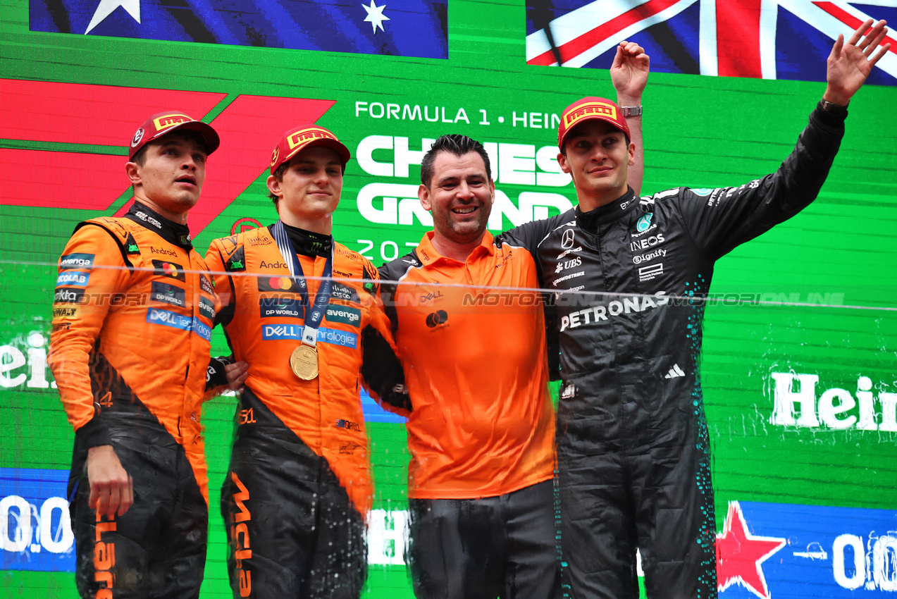 GP CINA, The podium (L to R): Lando Norris (GBR) McLaren, second; Oscar Piastri (AUS) McLaren, vincitore; Charlie Hooper (GBR) McLaren Director of Car Operations e Engineering; George Russell (GBR) Mercedes AMG F1, third.

23.03.2025. Formula 1 World Championship, Rd 2, Chinese Grand Prix, Shanghai, China, Gara Day.

- www.xpbimages.com, EMail: requests@xpbimages.com © Copyright: Moy / XPB Images