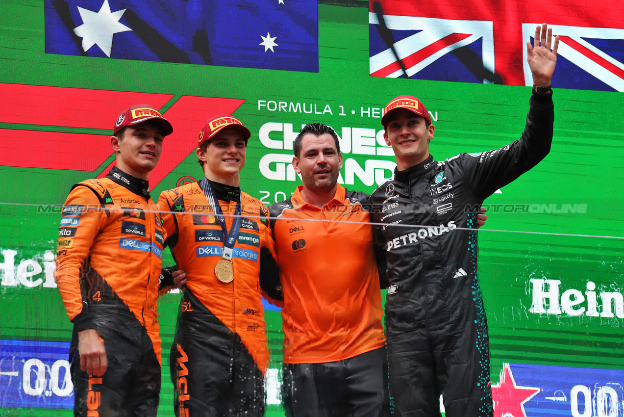 GP CINA, The podium (L to R): Lando Norris (GBR) McLaren, second; Oscar Piastri (AUS) McLaren, vincitore; Charlie Hooper (GBR) McLaren Director of Car Operations e Engineering; George Russell (GBR) Mercedes AMG F1, third.

23.03.2025. Formula 1 World Championship, Rd 2, Chinese Grand Prix, Shanghai, China, Gara Day.

- www.xpbimages.com, EMail: requests@xpbimages.com © Copyright: Moy / XPB Images