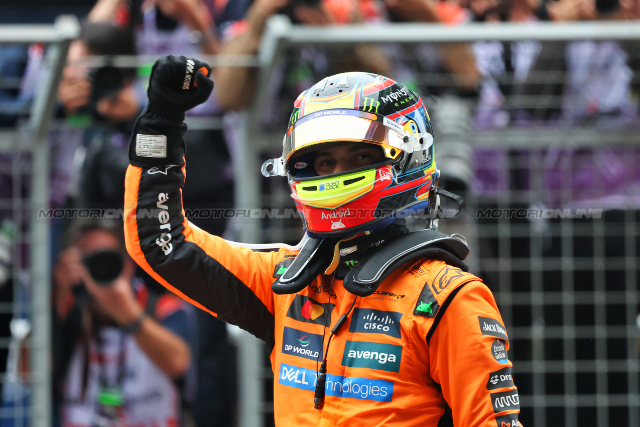 GP CINA, Gara winner Oscar Piastri (AUS) McLaren celebrates in parc ferme.

23.03.2025. Formula 1 World Championship, Rd 2, Chinese Grand Prix, Shanghai, China, Gara Day.

- www.xpbimages.com, EMail: requests@xpbimages.com © Copyright: Batchelor / XPB Images