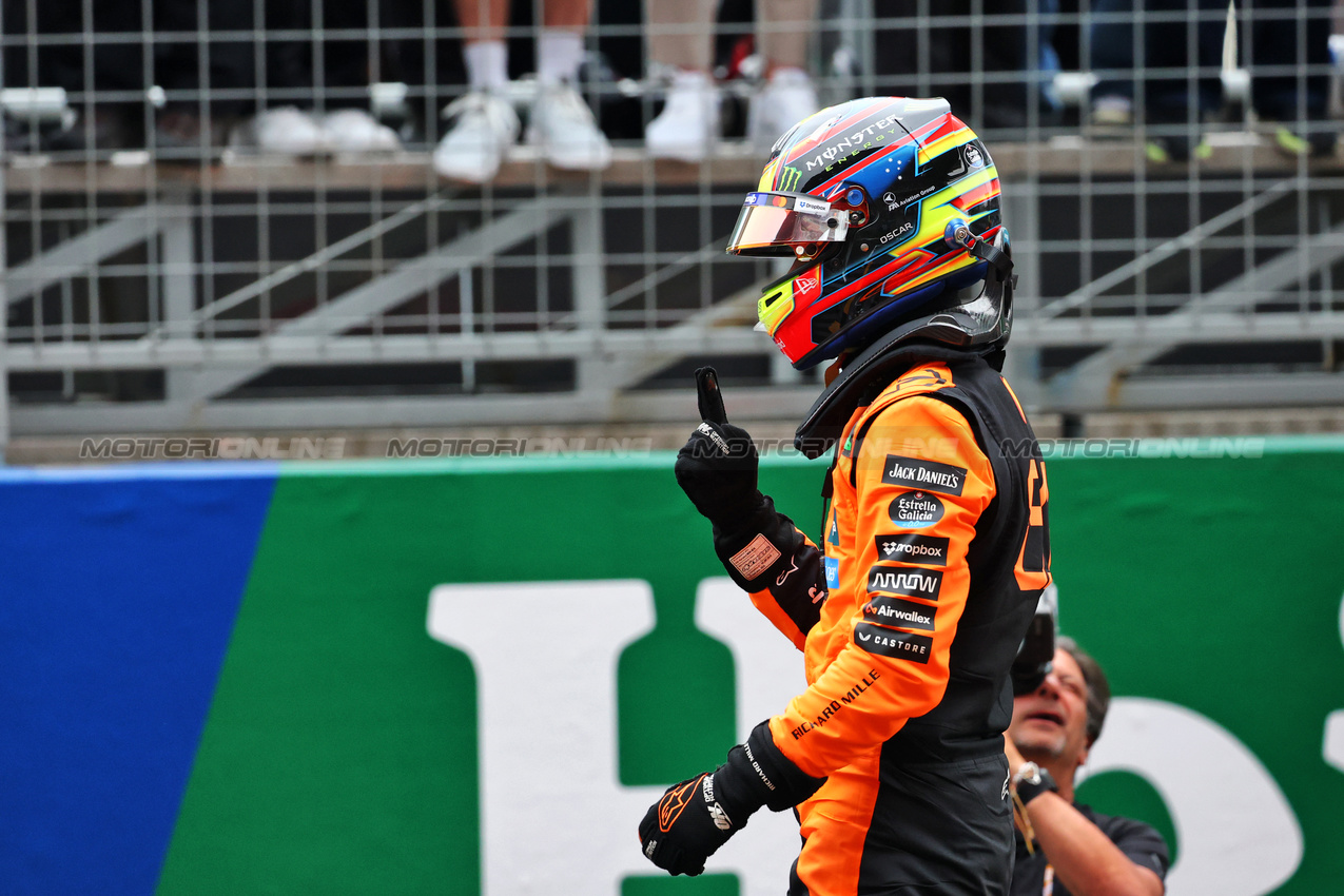 GP CINA, Gara winner Oscar Piastri (AUS) McLaren celebrates in parc ferme.

23.03.2025. Formula 1 World Championship, Rd 2, Chinese Grand Prix, Shanghai, China, Gara Day.

- www.xpbimages.com, EMail: requests@xpbimages.com © Copyright: Batchelor / XPB Images