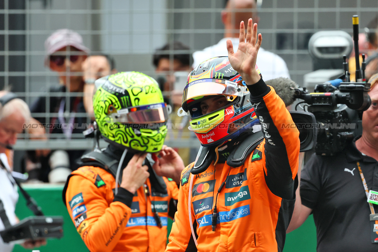 GP CINA, (L to R): Second placed Lando Norris (GBR) McLaren with vincitore Oscar Piastri (AUS) McLaren in parc ferme.

23.03.2025. Formula 1 World Championship, Rd 2, Chinese Grand Prix, Shanghai, China, Gara Day.

- www.xpbimages.com, EMail: requests@xpbimages.com © Copyright: Batchelor / XPB Images