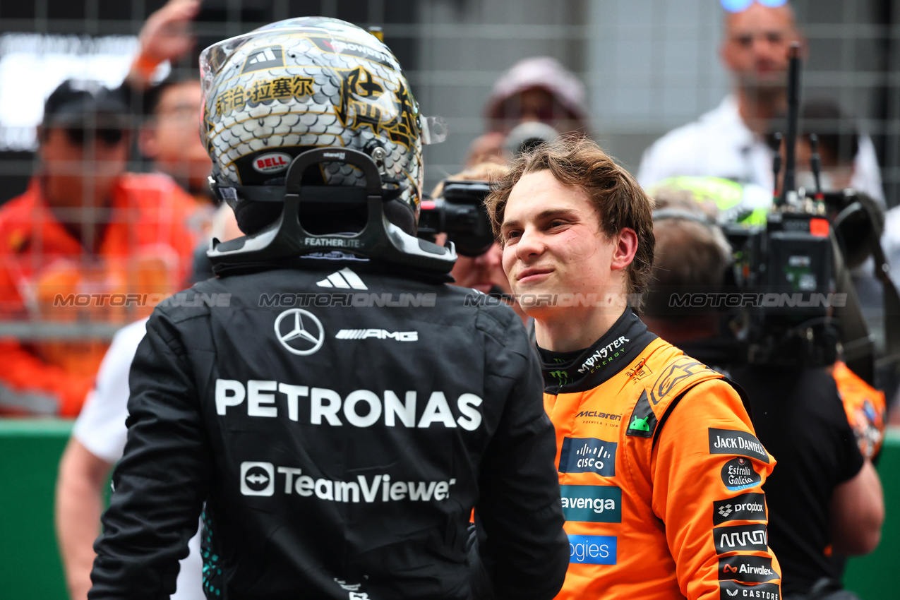 GP CINA, (L to R): Third placed George Russell (GBR) Mercedes AMG F1 with vincitore Oscar Piastri (AUS) McLaren in parc ferme.

23.03.2025. Formula 1 World Championship, Rd 2, Chinese Grand Prix, Shanghai, China, Gara Day.

- www.xpbimages.com, EMail: requests@xpbimages.com © Copyright: Batchelor / XPB Images