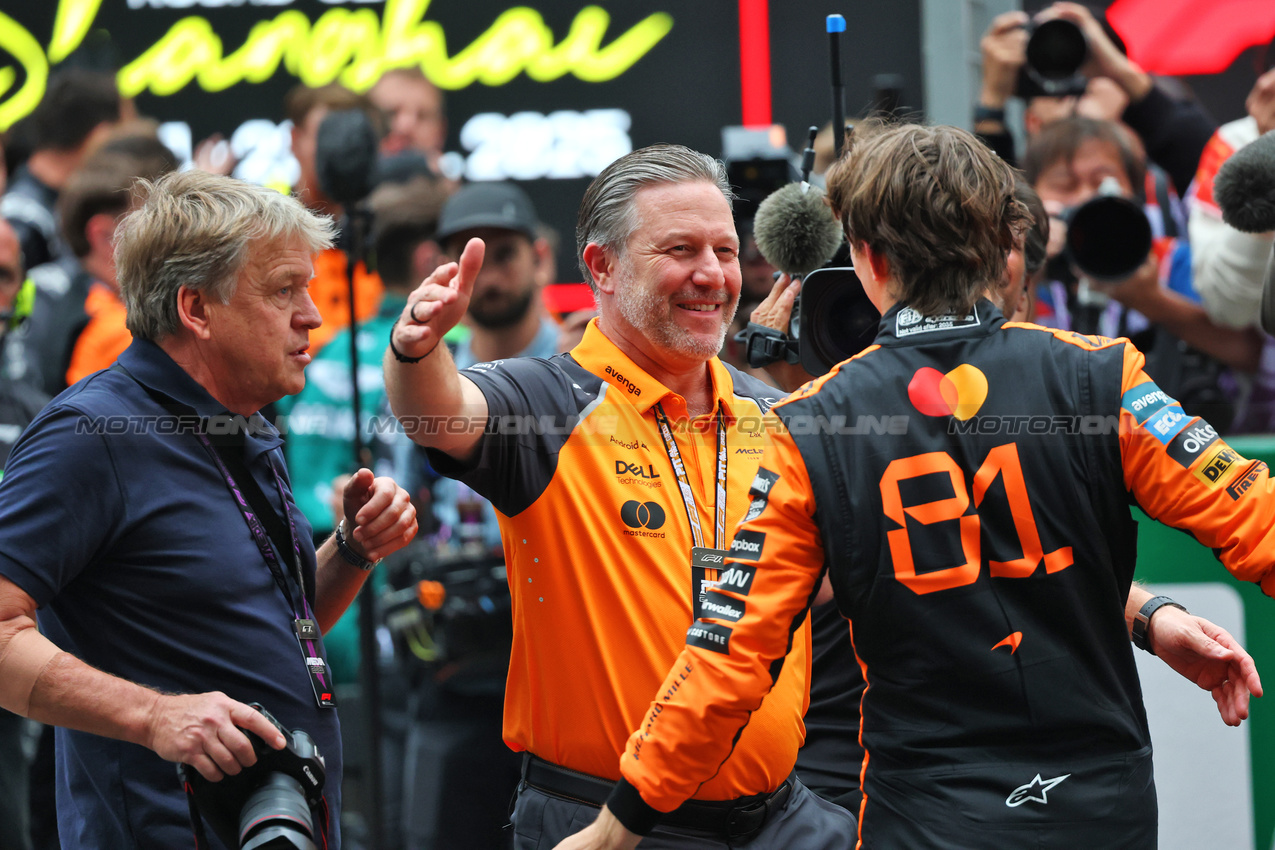 GP CINA, (L to R): Zak Brown (USA) McLaren Executive Director celebrates with vincitore Oscar Piastri (AUS) McLaren in parc ferme.

23.03.2025. Formula 1 World Championship, Rd 2, Chinese Grand Prix, Shanghai, China, Gara Day.

- www.xpbimages.com, EMail: requests@xpbimages.com © Copyright: Batchelor / XPB Images
