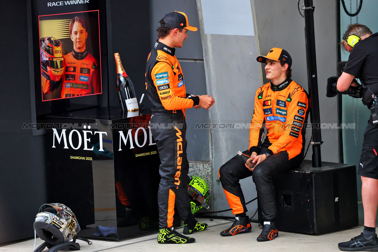 GP CINA, (L to R): Second placed Lando Norris (GBR) McLaren with vincitore e team mate Oscar Piastri (AUS) McLaren in parc ferme.

23.03.2025. Formula 1 World Championship, Rd 2, Chinese Grand Prix, Shanghai, China, Gara Day.

- www.xpbimages.com, EMail: requests@xpbimages.com © Copyright: Batchelor / XPB Images