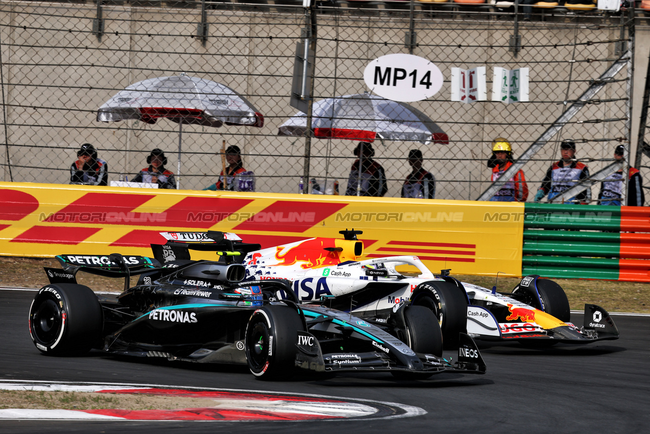 GP CINA, Andrea Kimi Antonelli (ITA) Mercedes AMG F1 W16 e Isack Hadjar (FRA) Racing Bulls VCARB 02 battle for position.

23.03.2025. Formula 1 World Championship, Rd 2, Chinese Grand Prix, Shanghai, China, Gara Day.

- www.xpbimages.com, EMail: requests@xpbimages.com © Copyright: Batchelor / XPB Images