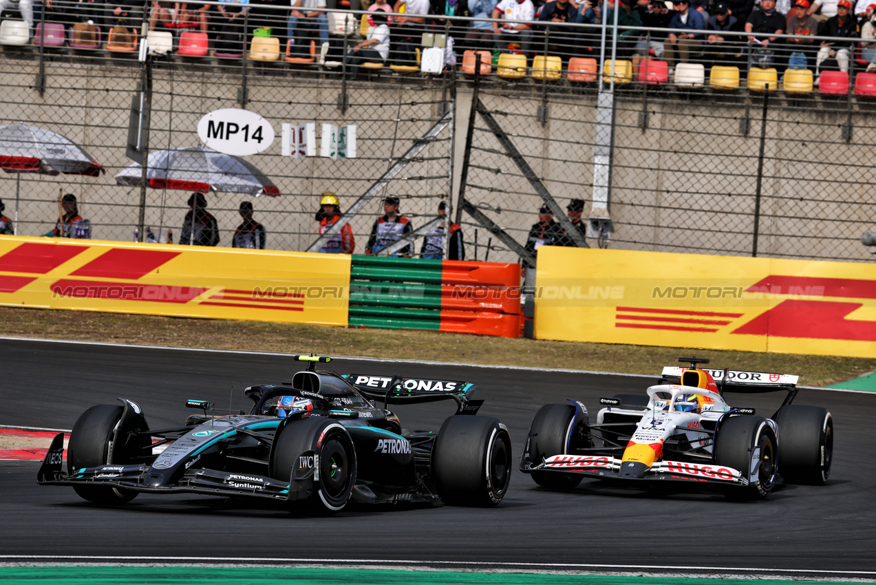 GP CINA, Andrea Kimi Antonelli (ITA) Mercedes AMG F1 W16 e Isack Hadjar (FRA) Racing Bulls VCARB 02 battle for position.

23.03.2025. Formula 1 World Championship, Rd 2, Chinese Grand Prix, Shanghai, China, Gara Day.

- www.xpbimages.com, EMail: requests@xpbimages.com © Copyright: Batchelor / XPB Images