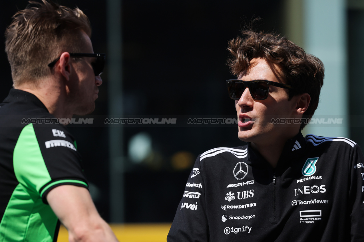 GP CINA, George Russell (GBR), Mercedes AMG F1 e Nico Hulkenberg (GER), Sauber F1 Team 
23.03.2025. Formula 1 World Championship, Rd 2, Chinese Grand Prix, Shanghai, China, Gara Day.
- www.xpbimages.com, EMail: requests@xpbimages.com © Copyright: Charniaux / XPB Images